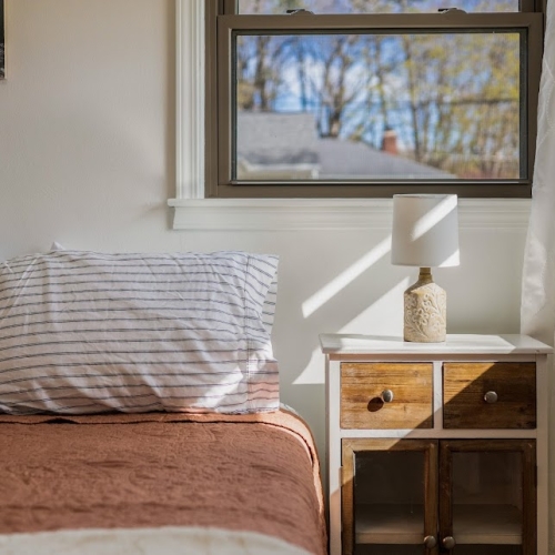 lake-view-house-interior-bedroom